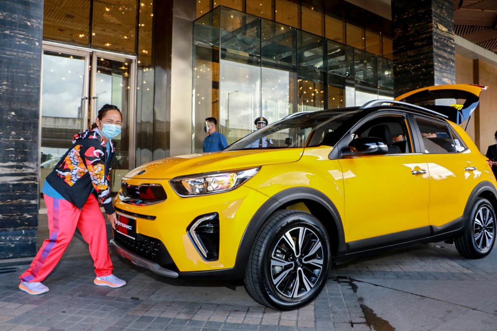 Hidilyn Diaz “Atletang Magiting” gets a gold crossover with the Kia Stonic