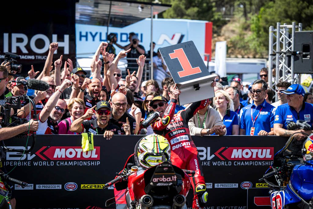 Bautista triumphs at Barcelona. A contact with Bassani ruins Rinaldi’s race while fighting for second place. Bulega takes fantastic P1 in WorldSSP