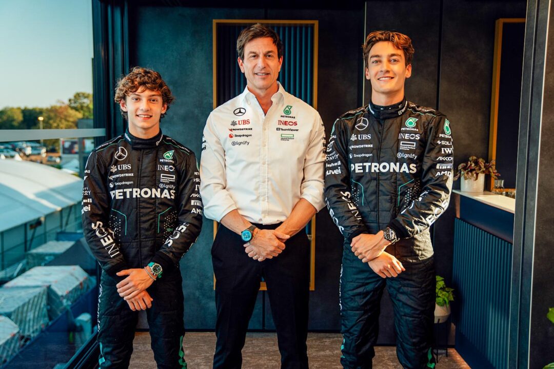 Mini Casque F1 Mercedes AMG Petronas 2025 à L'échelle 1/5 - Produit Officiel Spark, George Russell
